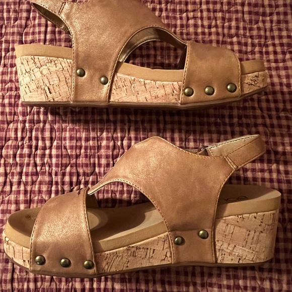 Boutique- Corky’s Refreshing Wedge Sandal Size 7 - Picture 7 of 16